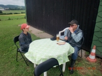 Vláďa si dává teplý párek a dobře vychlazené pivo při ranním rozhodovaní začne-li soutěž.